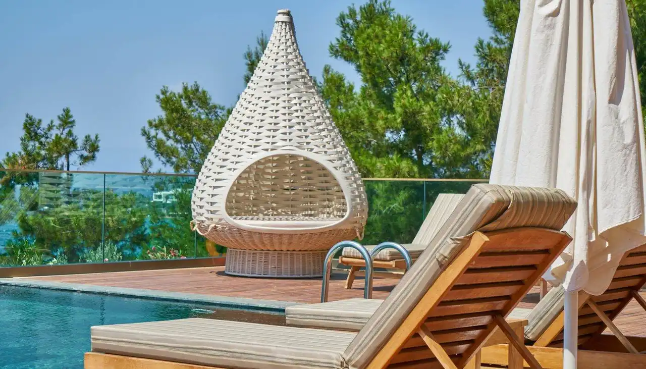 Beach & poolside